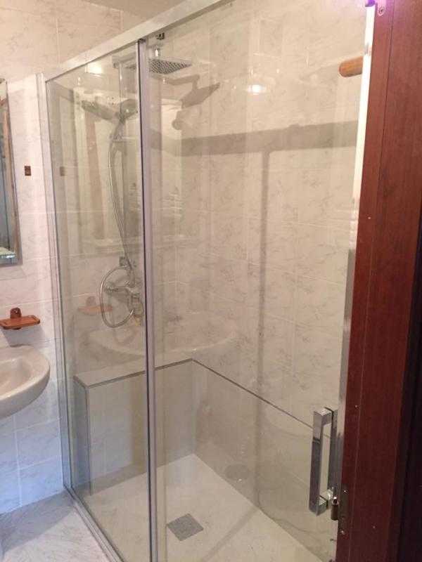 Mampara de ducha instalada.