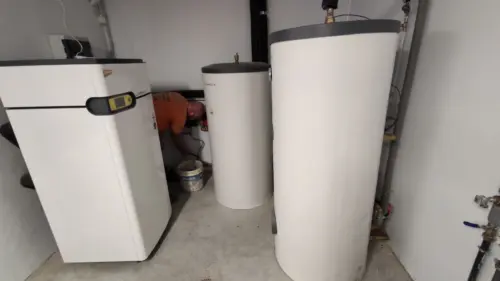 Sala técnica de una instalación de geotermia con la bomba de calor y los acumuladores de agua caliente
