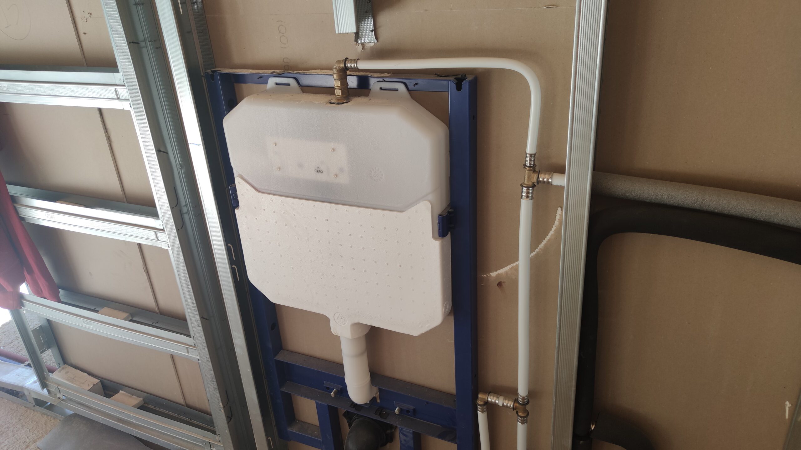 Instalación de cisternas empotradas para inodoros suspendidos