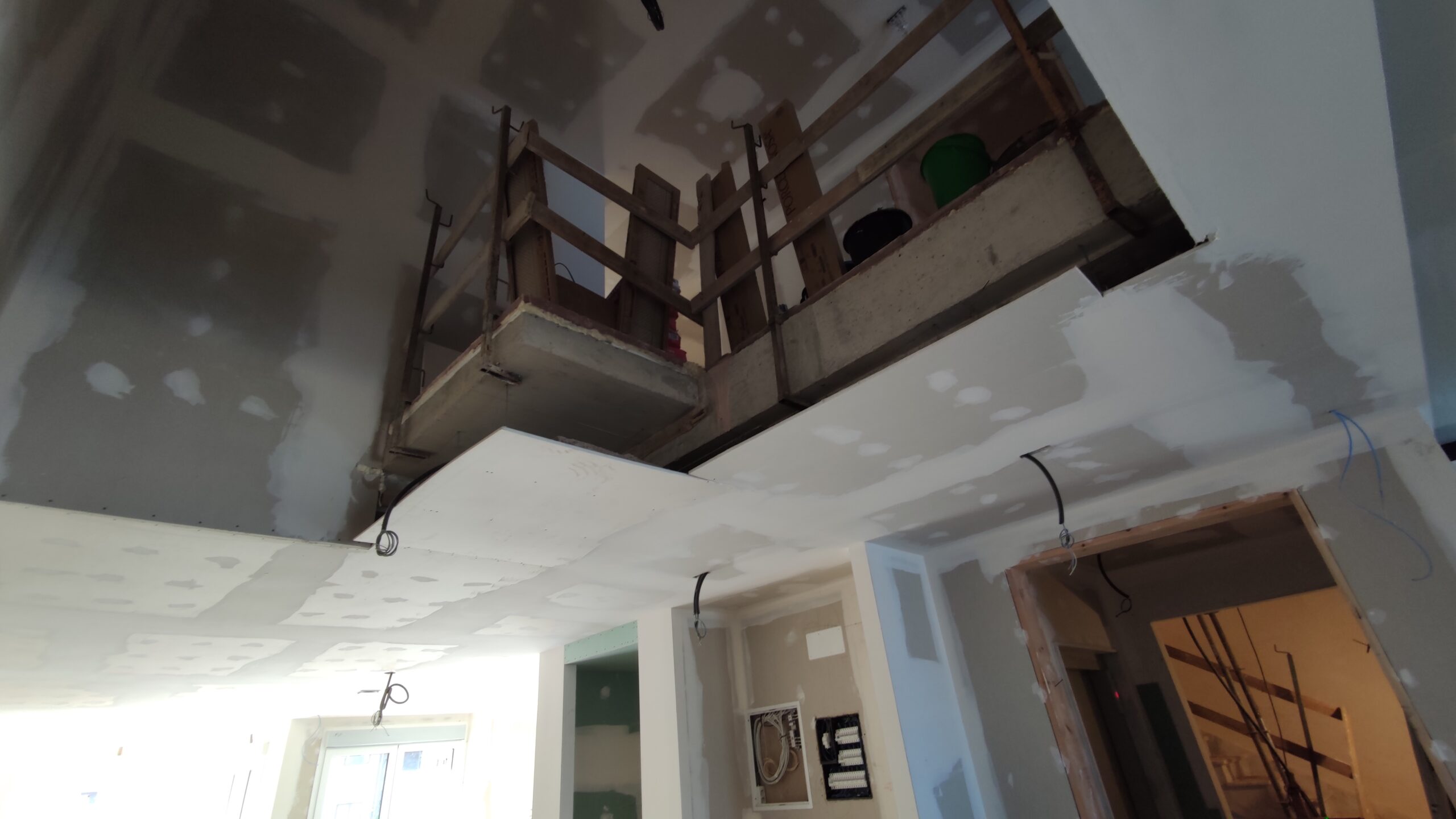 Instalación de falsos techos de pladur en un piso doble