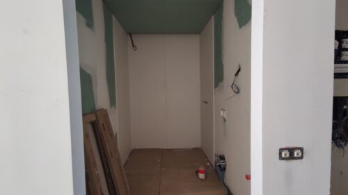 Zona de ducha azulejada con 4 azulejos de gran tamaño