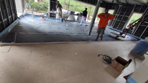 Instalación de aislante térmico y acústico mediante espuma de poliestireno expandido
