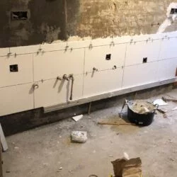 Empezamos a alicatar la cocina.