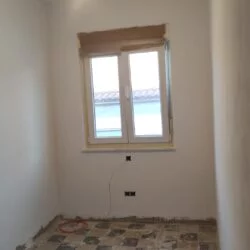 Habitación rozada para pasar cables y instalar mecanismos, emplastecida y pintada. Lista para poner el suelo y rodapies.