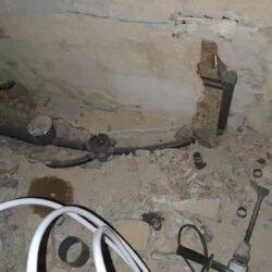 Rozando el suelo para la instalación de tuberías PVC.(Gijón)