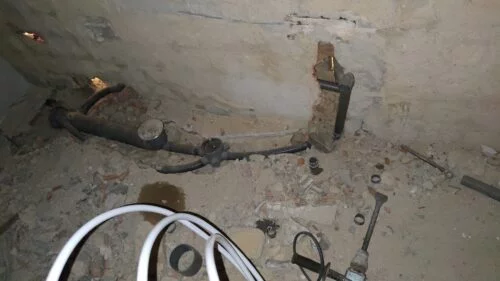 Rozando el suelo para la instalación de tuberías PVC.(Gijón)