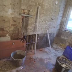 Pequeño tabique para que la cocina del propietario encaje con la distribución de la cocina.