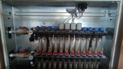 Cuadro de colectores con electrovávulas para suelo radiante