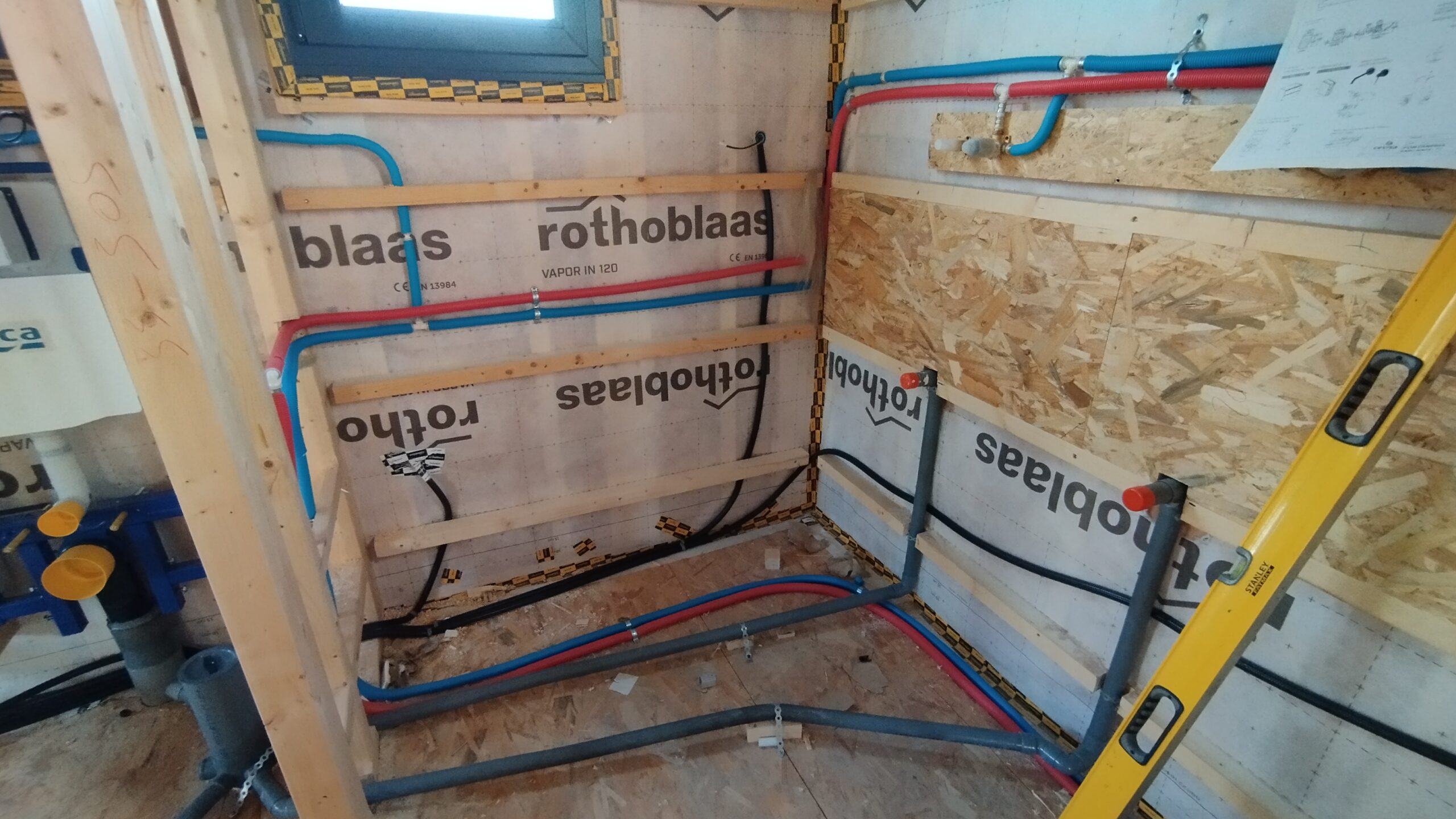 Instalación de baño con tuberias multicapa y desagües de PVC