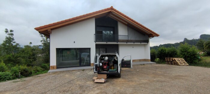 Fachada de vivienda unifamiliar terminada y pintada en Asturias