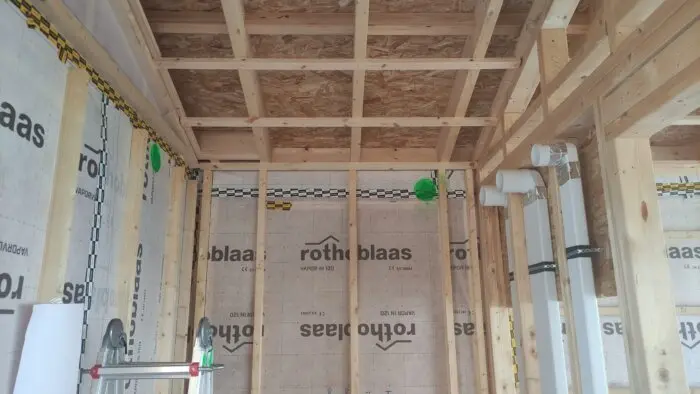 Estructura de madera de entramado ligero con barrera de vapor y las instalaciones pasadas, antes de cerrar