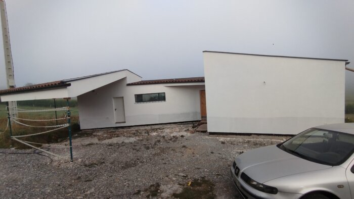 Exterior de vivienda con la fachada acabada, lista para entrega