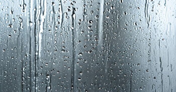 Mamparas autolimpiables: electrohumectación en baños de resina y microcemento