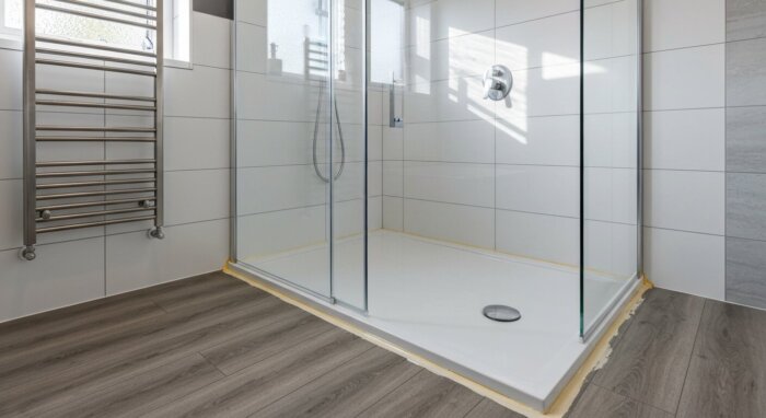 Instalar mampara en ducha: yeso laminado y tarima flotante