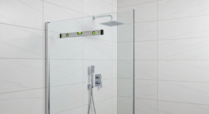 Instalar mampara en baño con porcelánico y calefacción radiante