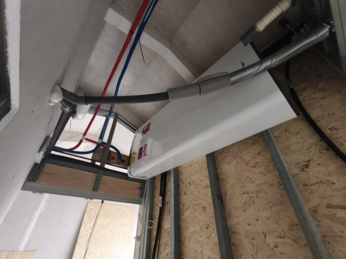 Acumulador de agua caliente horizontal montado en una vivienda unifamiliar de Siero