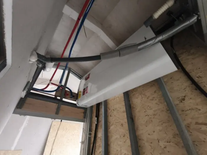 Acumulador de agua caliente horizontal montado en una vivienda unifamiliar de Siero
