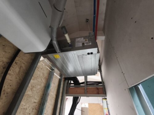 Unidad interior de aire acondicionado por conductos instalada en el falso techo