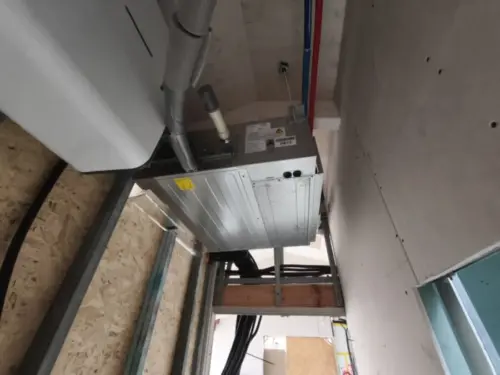 Unidad interior de aire acondicionado por conductos instalada en el falso techo