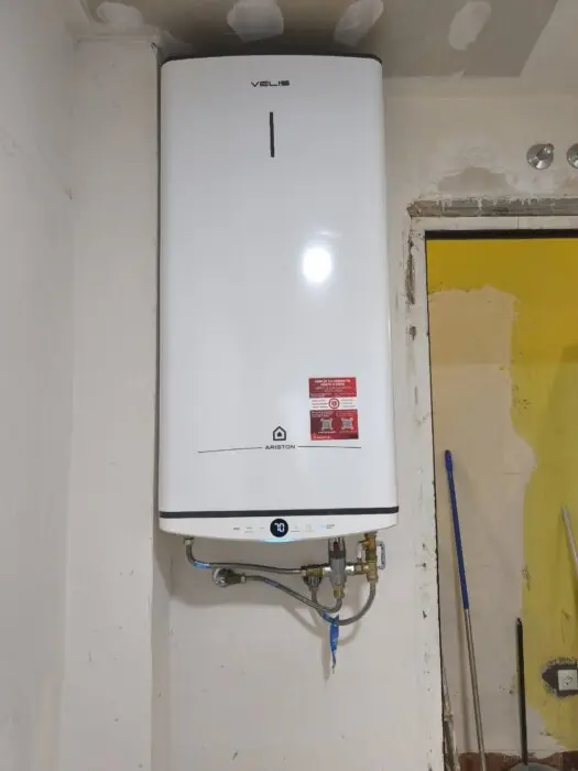 Termo eléctrico instalado en pared en una vivienda de Sama de Langreo