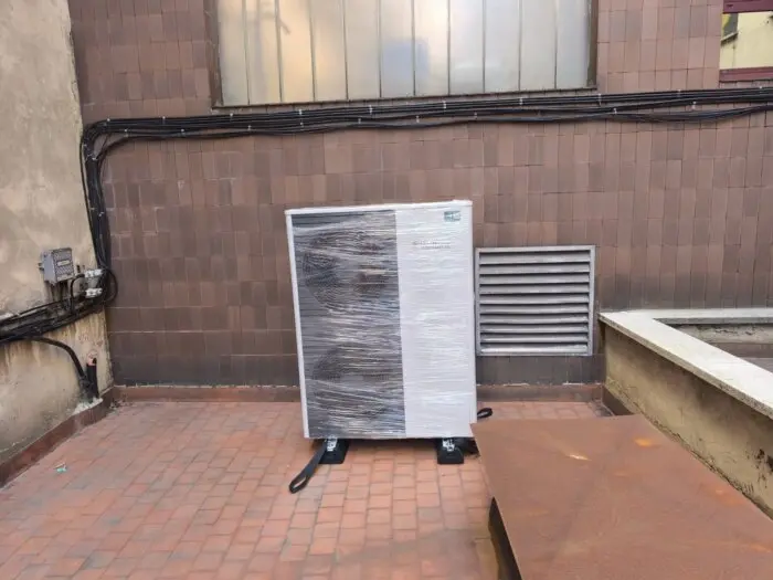 Unidad exterior de aerotermia en el patio interior de un edificio del centro, la solución cuando no se puede colgar en fachada
