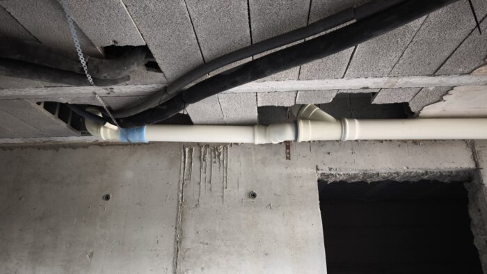 Colector de saneamiento en PVC colgado bajo el forjado de un garaje