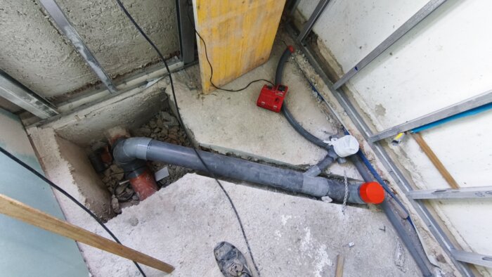 Sustitución de un colector enterrado: empalme del tubo nuevo de PVC con el tramo antiguo de fundición