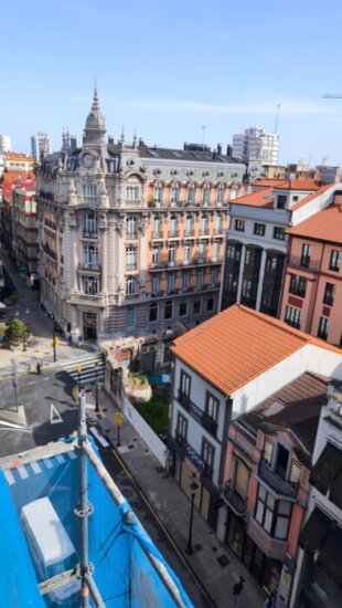 Obra en el centro de Gijón vista desde nuestro andamio, sobre la calle Corrida
