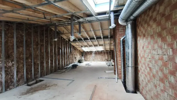 Instalación de conductos de ventilación por falso techo antes de cerrar, en una vivienda con recuperador de calor