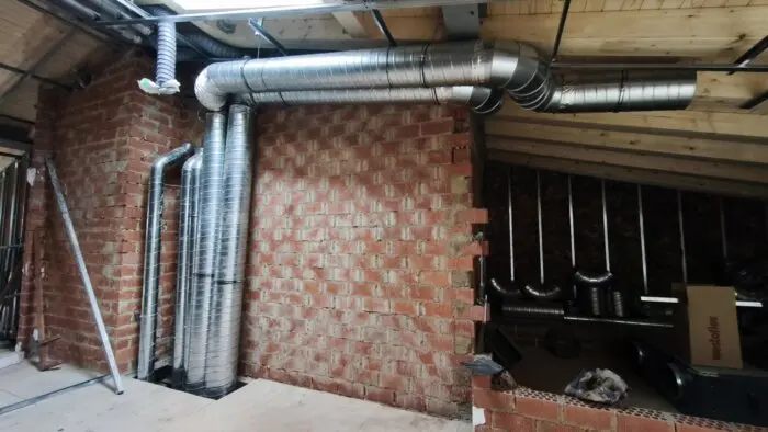 Red de conductos de chapa de una instalación de ventilación mecánica con recuperador