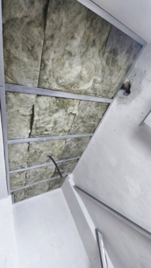 Trasdosado de pladur con lana mineral colocada entre la perfilería antes de cerrar