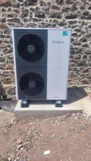 Unidad exterior de aerotermia Vaillant instalada sobre bancada en una vivienda de Asturias