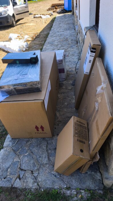 Material de reforma recién entregado en obra: sanitarios, grifería y mobiliario embalados