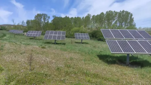 Instalación fotovoltaica sobre estructura en suelo, en una finca asturiana